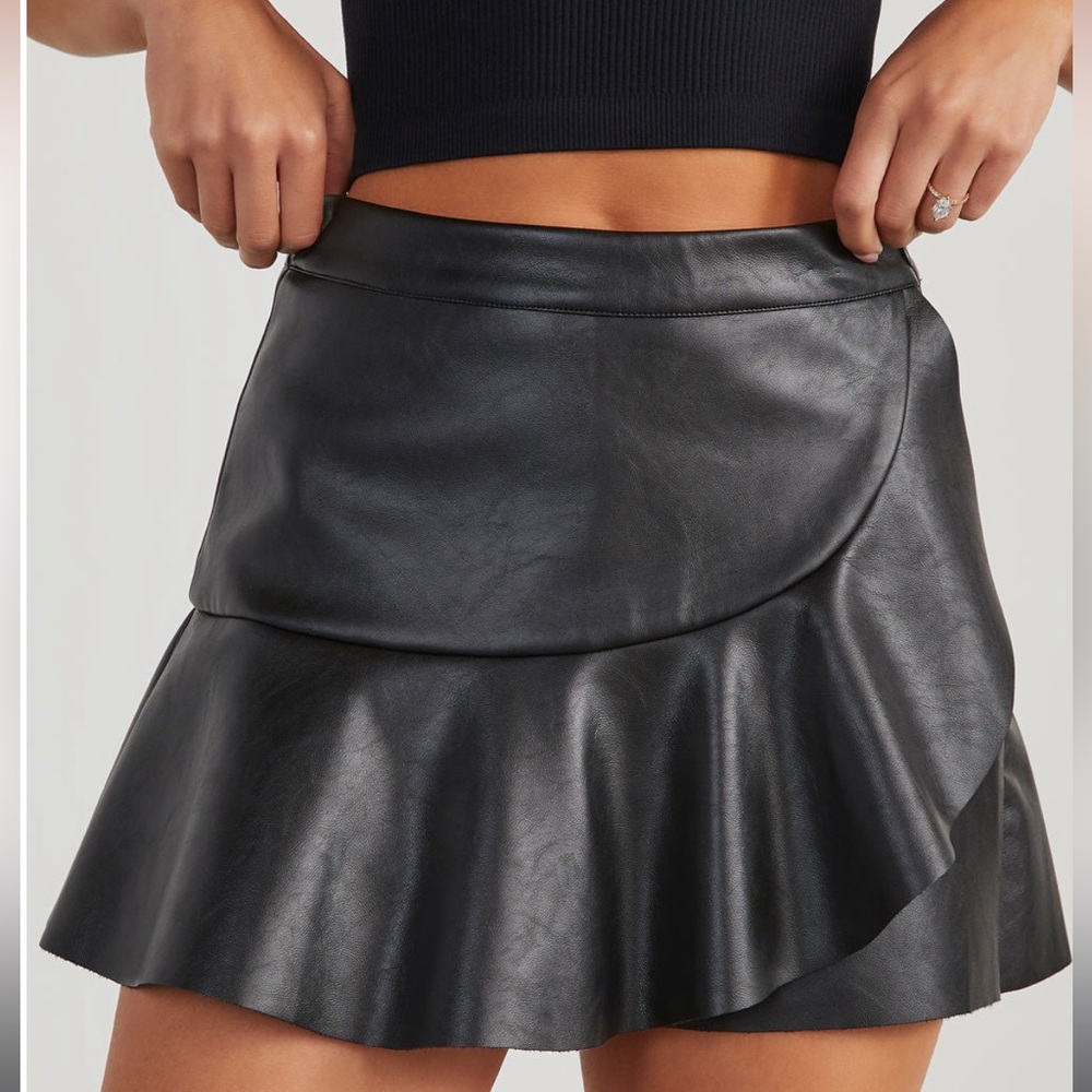 RUFFLE FAUX LEATHER MINI SKORT choco - Picture 15 of 15